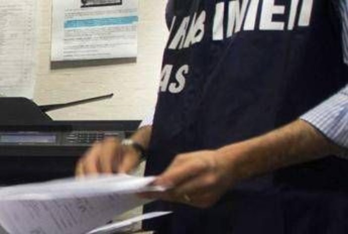 Insetti e vermi in alimenti per bambini, sequestri e una denuncia a Napoli Insetti e vermi in alimenti per bambini, sequestri e una denuncia a Napoli