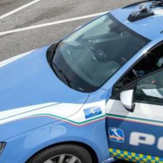 Lancia tanica di benzina su poliziotto e tenta di dargli fuoco, arrestato Lancia tanica di benzina su poliziotto e tenta di dargli fuoco, arrestato