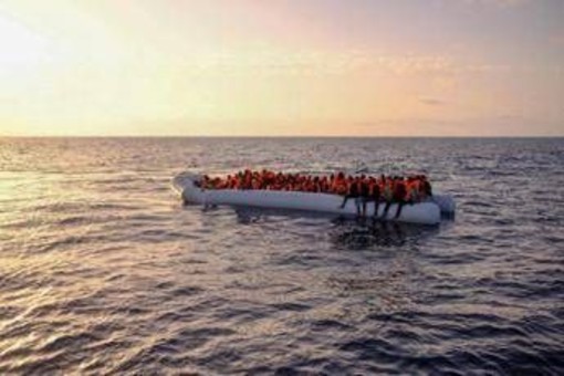 Migranti, Consulta: "Trattenimento richiedenti asilo sia conforme a Costituzione e diritto Ue"