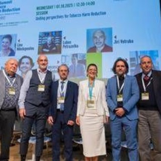 Fumo, medici su dispositivi alternativi: "Riducono danno e aiutano a smettere" Fumo, medici su dispositivi alternativi: "Riducono danno e aiutano a smettere"