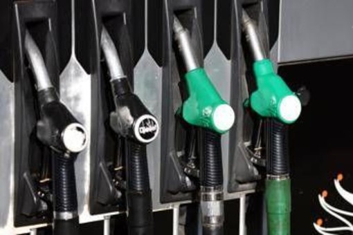 Carburanti, prezzi benzina e diesel scendono ancora: la situazione oggi Carburanti, prezzi benzina e diesel scendono ancora: la situazione oggi