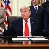 Iran- Usa, Trump: "Accordo sarà firmato domani, subito dopo Hormuz sarà riaperto"