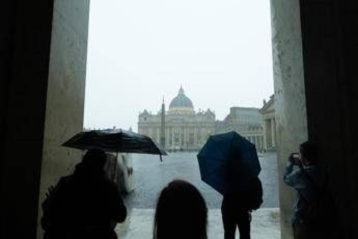 Sole e caldo fino a mercoledì, poi arriva la pioggia: le previsioni meteo