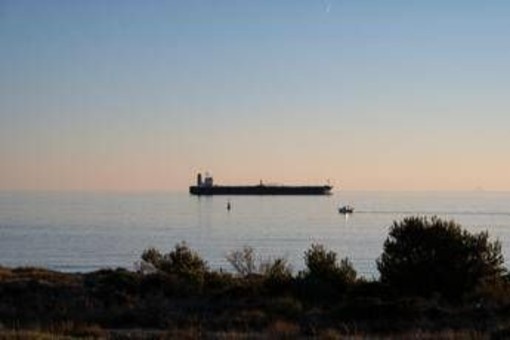 Turchia, petroliera attaccata nel Mar Nero Turchia, petroliera attaccata nel Mar Nero