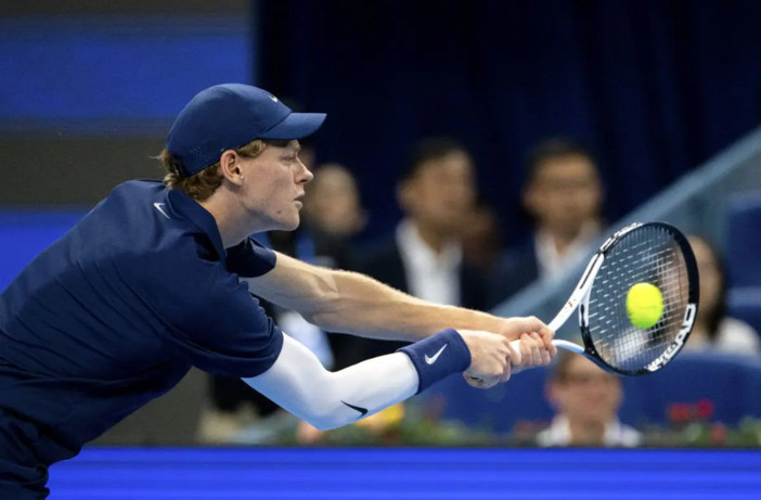 Sinner fatica ma batte Atmane e va ai quarti a Pechino Sinner fatica ma batte Atmane e va ai quarti a Pechino