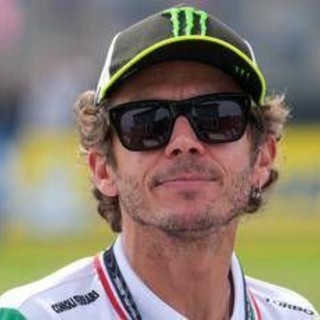 Valentino Rossi leggendario, trionfo a Indianapolis 17 anni dopo lo storico duello con Hayden Valentino Rossi leggendario, trionfo a Indianapolis 17 anni dopo lo storico duello con Hayden