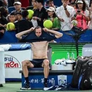 Sinner, infortunio a Shanghai? Jannik zoppica e si ferma nel match contro Griekspoor