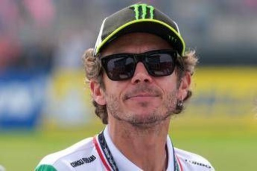 Valentino Rossi leggendario, trionfo a Indianapolis 17 anni dopo lo storico duello con Hayden Valentino Rossi leggendario, trionfo a Indianapolis 17 anni dopo lo storico duello con Hayden