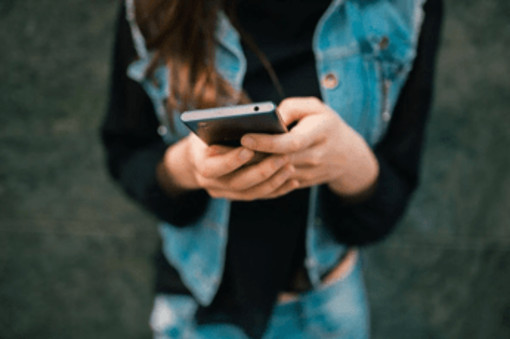 In Uk divieto totale dei social per i minori di 16 anni, l'annuncio di Starmer