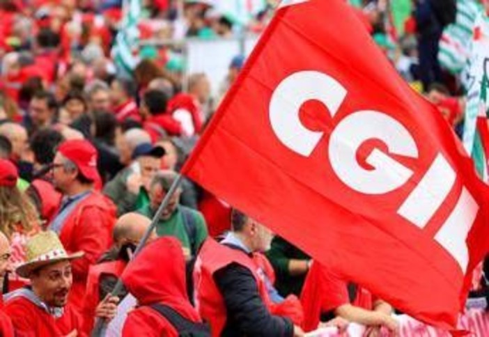 Cgil scende in piazza, in migliaia a Roma per ‘La via maestra’: "Lavoro, pace, Costituzione"
