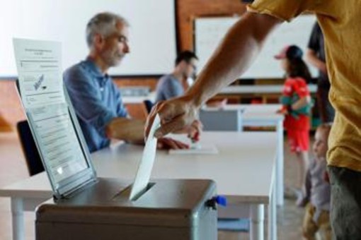 Svizzera al voto per due referendum, verso bocciatura proposta limite popolazione
