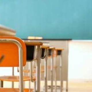 Prof taglia ciocche di capelli a 2 alunne, choc a Venezia: genitori in rivolta