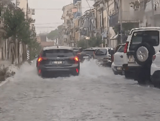 Maltempo in Toscana, bomba d'acqua su Empoli: 43 mm in mezz'ora, strade come fiumi Maltempo in Toscana, bomba d'acqua su Empoli: 43 mm in mezz'ora, strade come fiumi