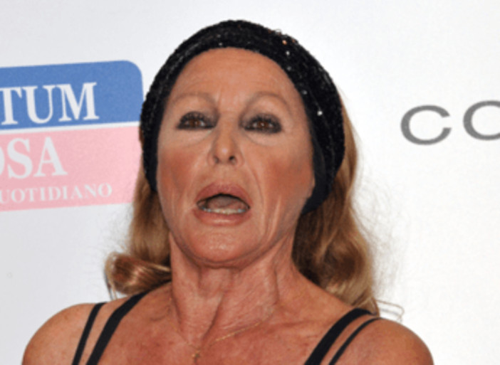 Ursula Andress, da Bond girl a vittima di truffa: perde quasi 20 milioni