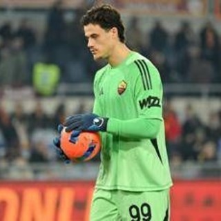 Svilar colpisce al volto Ostigard in uscita, rossoblù chiedono il rigore: proteste in Roma-Genoa