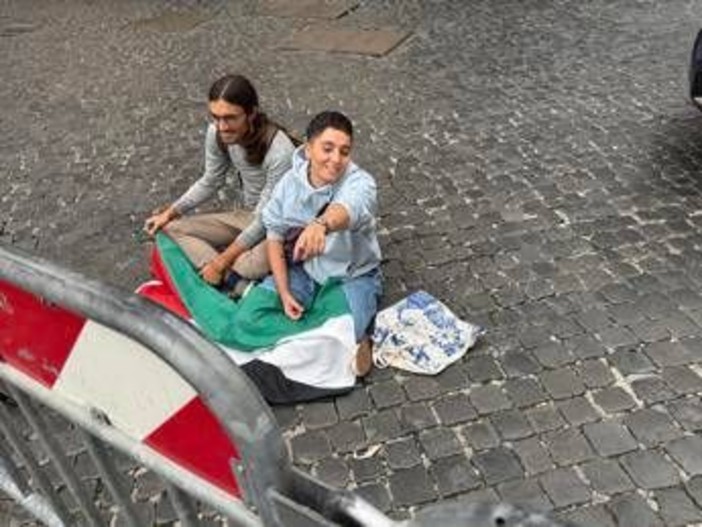 Attivisti Ultima generazione a Montecitorio per Gaza: irrompono nella piazza, bloccati Attivisti Ultima generazione a Montecitorio per Gaza: irrompono nella piazza, bloccati