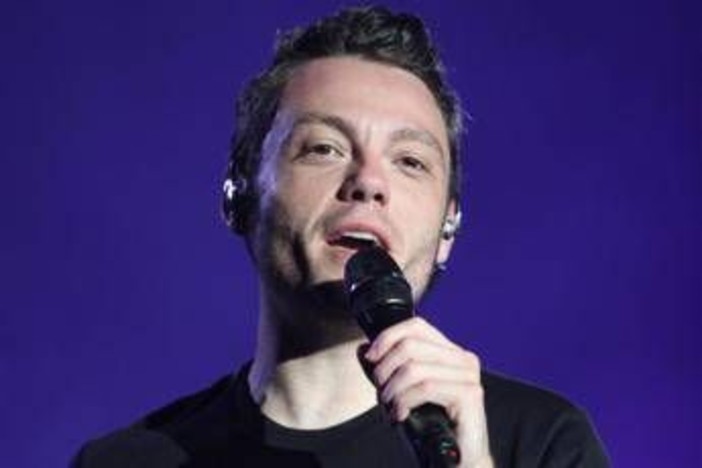 Tiziano Ferro fatica al concerto e preoccupa fan: "Che gli è successo?" Tiziano Ferro fatica al concerto e preoccupa fan: "Che gli è successo?"