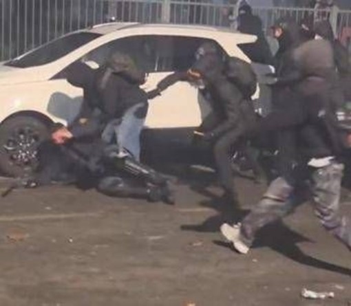 Torino, chi è l'agente aggredito nel corteo per Askatasuna Torino, chi è l'agente aggredito nel corteo per Askatasuna