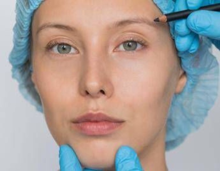 Chirurgia estetica in crescita, ma è rivoluzione 'soft': i trend dal seno ai filler