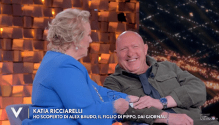 Alex Baudo, l'abbraccio con Katia Ricciarelli e il ricordo di papà Pippo: "Ho scoperto a 30 anni di essere suo figlio"