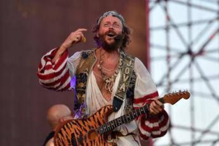 Jovanotti fan di Harry Styles, 8 ore di coda con la figlia Teresa a Parigi Jovanotti fan di Harry Styles, 8 ore di coda con la figlia Teresa a Parigi