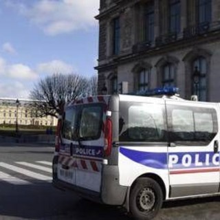 Parigi, rapina al Louvre Parigi, rapina al Louvre