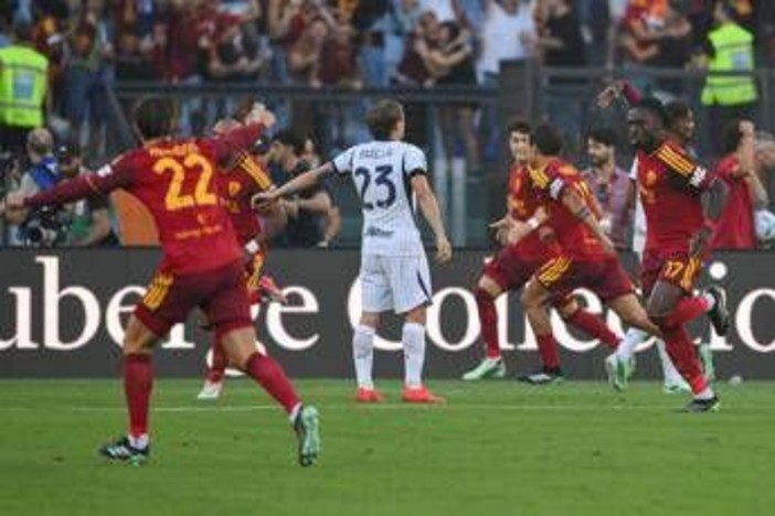 Roma-Inter, convalidato il secondo gol di Koné tra le polemiche: cos'è successo all'Olimpico Roma-Inter, convalidato il secondo gol di Koné tra le polemiche: cos'è successo all'Olimpico