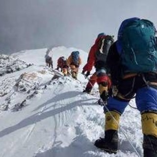 Everest, un morto e oltre 200 alpinisti ancora bloccati da bufera di neve Everest, un morto e oltre 200 alpinisti ancora bloccati da bufera di neve