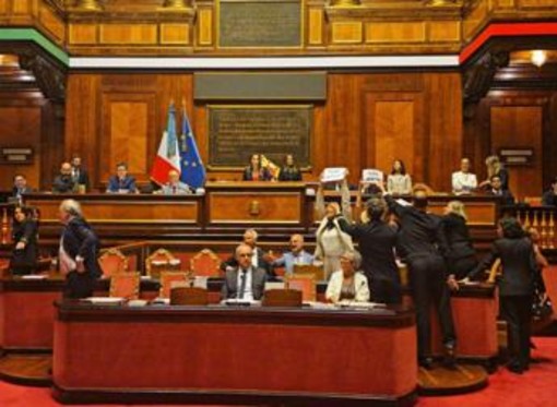 Caso Delmastro, Giunta Camera dice no a richiesta Procura sulle chat. M5S occupa banchi del governo in Senato Caso Delmastro, Giunta Camera dice no a richiesta Procura sulle chat. M5S occupa banchi del governo in Senato