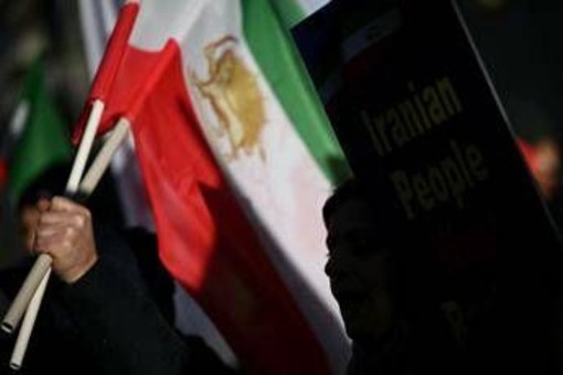 Iran, Trump vorrebbe "azione militare rapida e decisiva". Comandante Pasdaran: "Pronti a rispondere"