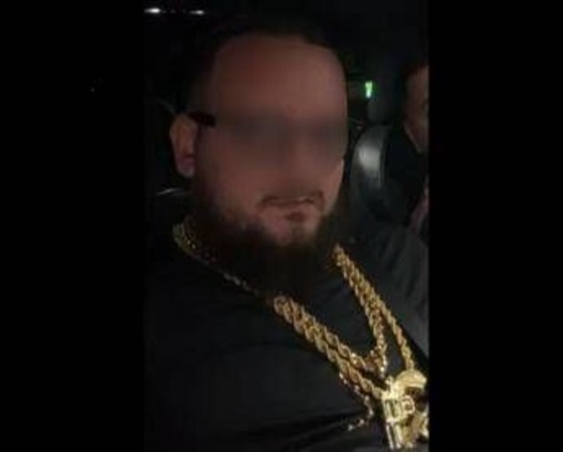 Catene d'oro, ciondoli con pistola, Totò Riina: i post social del presunto killer di Palermo