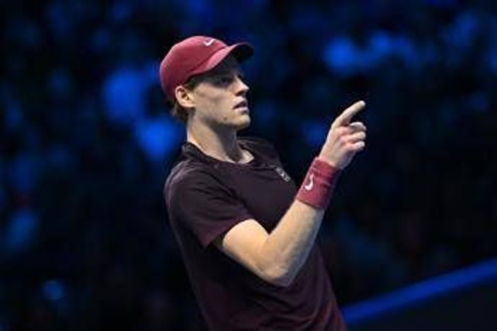 Sinner, mini 'mistero' a Seul: entra in campo in ritardo. Poi fa giocare un bambino con Alcaraz