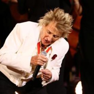 Rod Stewart, malore nel concerto e maschera per l'ossigeno sul palco