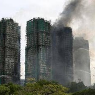 Hong Kong, salvate 144 persone dopo l'incendio: ancora 150 i dispersi