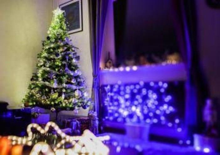 Natale, quanto consumano le luci degli addobbi e come risparmiare