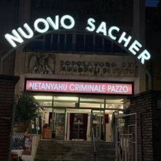 "Netanyahu criminale pazzo": lo striscione al Nuovo Sacher, il cinema di Nanni Moretti