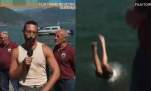 Mario Acampa, inviato di Camper, si spoglia e si getta nel lago in diretta tv: "Grazie a tutti" Mario Acampa, inviato di Camper, si spoglia e si getta nel lago in diretta tv: "Grazie a tutti"