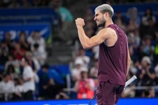 Alcaraz vince anche a Tokyo: Fritz battuto in due set in finale Alcaraz vince anche a Tokyo: Fritz battuto in due set in finale