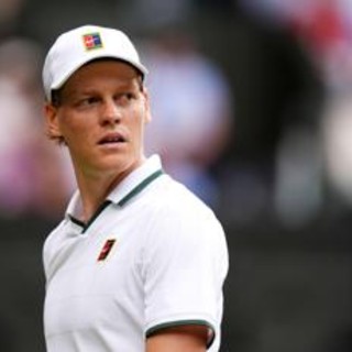 Sinner fa doppio fallo e se la prende con il pubblico: nervosismo a Wimbledon