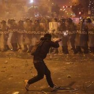 Perù, scontri a Lima dopo manifestazione contro nuovo governo: un morto e oltre 100 feriti Perù, scontri a Lima dopo manifestazione contro nuovo governo: un morto e oltre 100 feriti