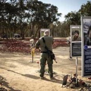 Israele, due anni fa l'attacco del 7/10: cerimonie e manifestazioni per gli ostaggi Israele, due anni fa l'attacco del 7/10: cerimonie e manifestazioni per gli ostaggi