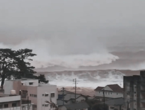 In Giappone il tifone Dujuan fa 4 morti poi si allontana dalla costa orientale: quasi due milioni di evacuati e 6 dispersi In Giappone il tifone Dujuan fa 4 morti poi si allontana dalla costa orientale: quasi due milioni di evacuati e 6 dispersi