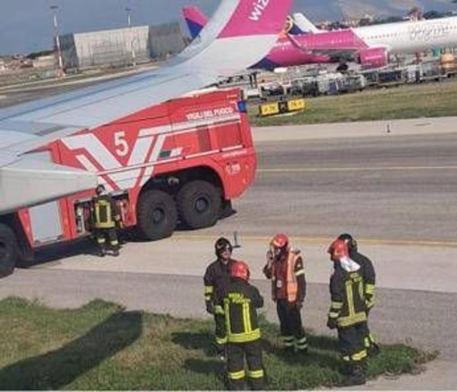 Volo Sharm-Roma, fumo sull'aereo: atterraggio d'emergenza a Napoli Volo Sharm-Roma, fumo sull'aereo: atterraggio d'emergenza a Napoli