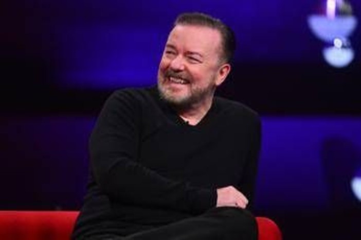 Grammy 2026, "ancora non ascoltano": Ricky Gervais riposta un suo discorso dopo gli attacchi all'Ice