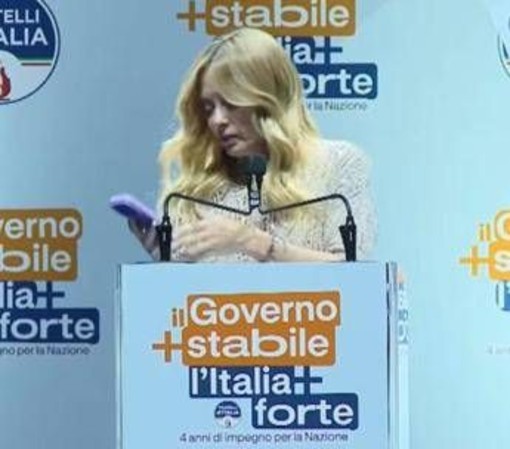 Meloni, la telefonata e il discorso interrotto a Bari: "È mia figlia, scusate..." Meloni, la telefonata e il discorso interrotto a Bari: "È mia figlia, scusate..."