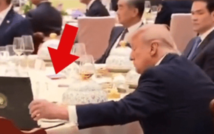 Trump apre il taccuino di Xi al banchetto di Stato, la 'sbirciatina' diventa virale