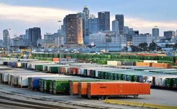 Dazi, Trump annuncia tariffe aggiuntive del 10% sul legno e del 25% sui mobili