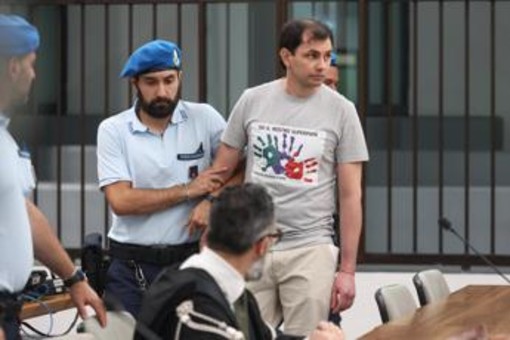 Femminicidi escort, Frumuzache condannato all'ergastolo. Lui in aula con la maglietta dei figli: "Sei il nostro superpapà"