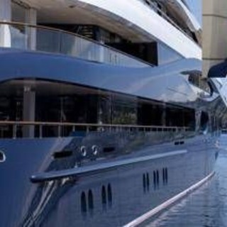 Il suo mega yacht non soccorre barca in difficoltà, Zuckerberg nella bufera Il suo mega yacht non soccorre barca in difficoltà, Zuckerberg nella bufera