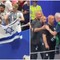 Tifoso sventola bandiera Israele, ct Egitto si infuria e se la prende con un fotografo Tifoso sventola bandiera Israele, ct Egitto si infuria e se la prende con un fotografo